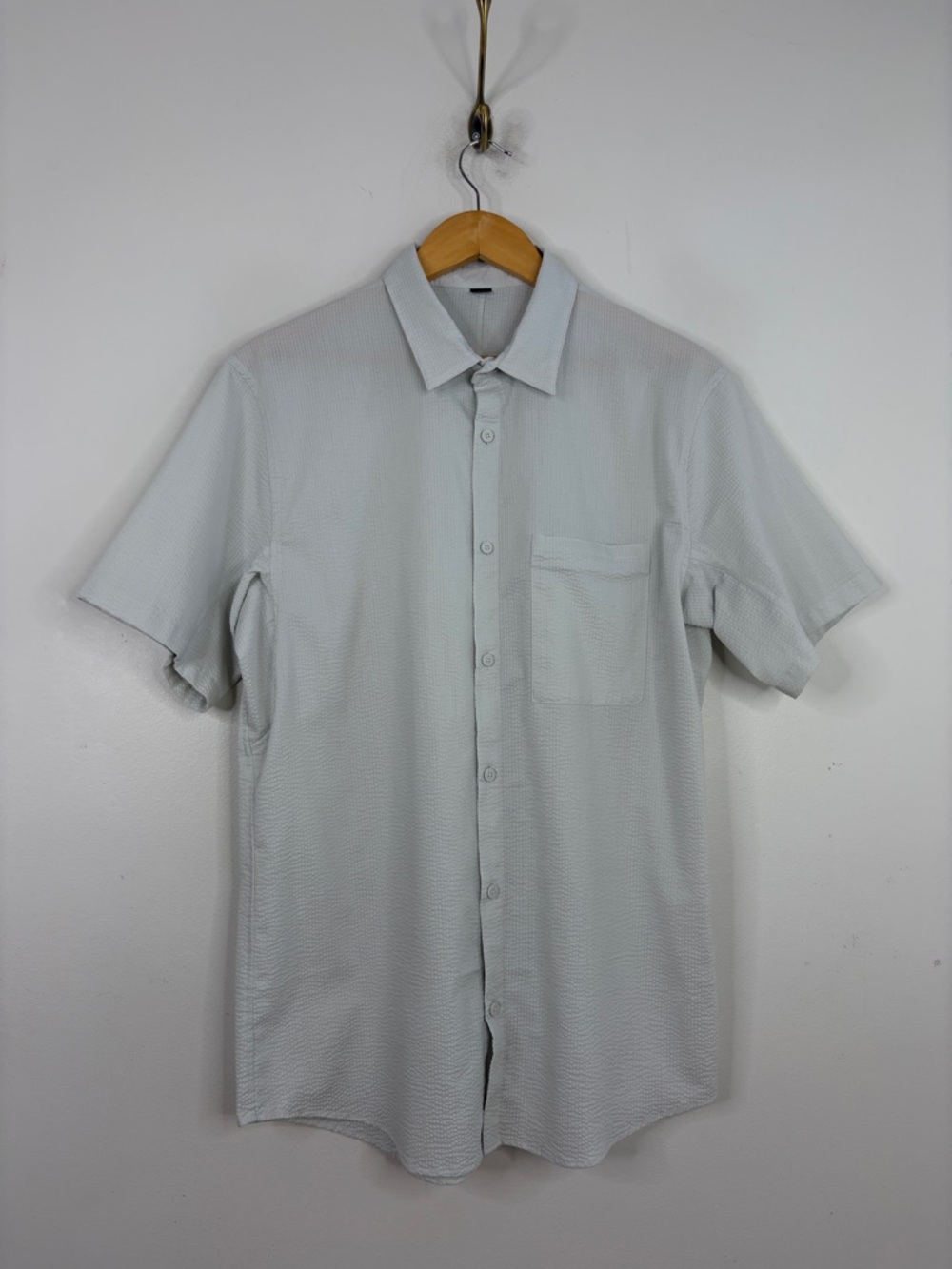 Lululemon Seersucker Shirt Mens XL Light Gray Short Sleeve Performance Stretch